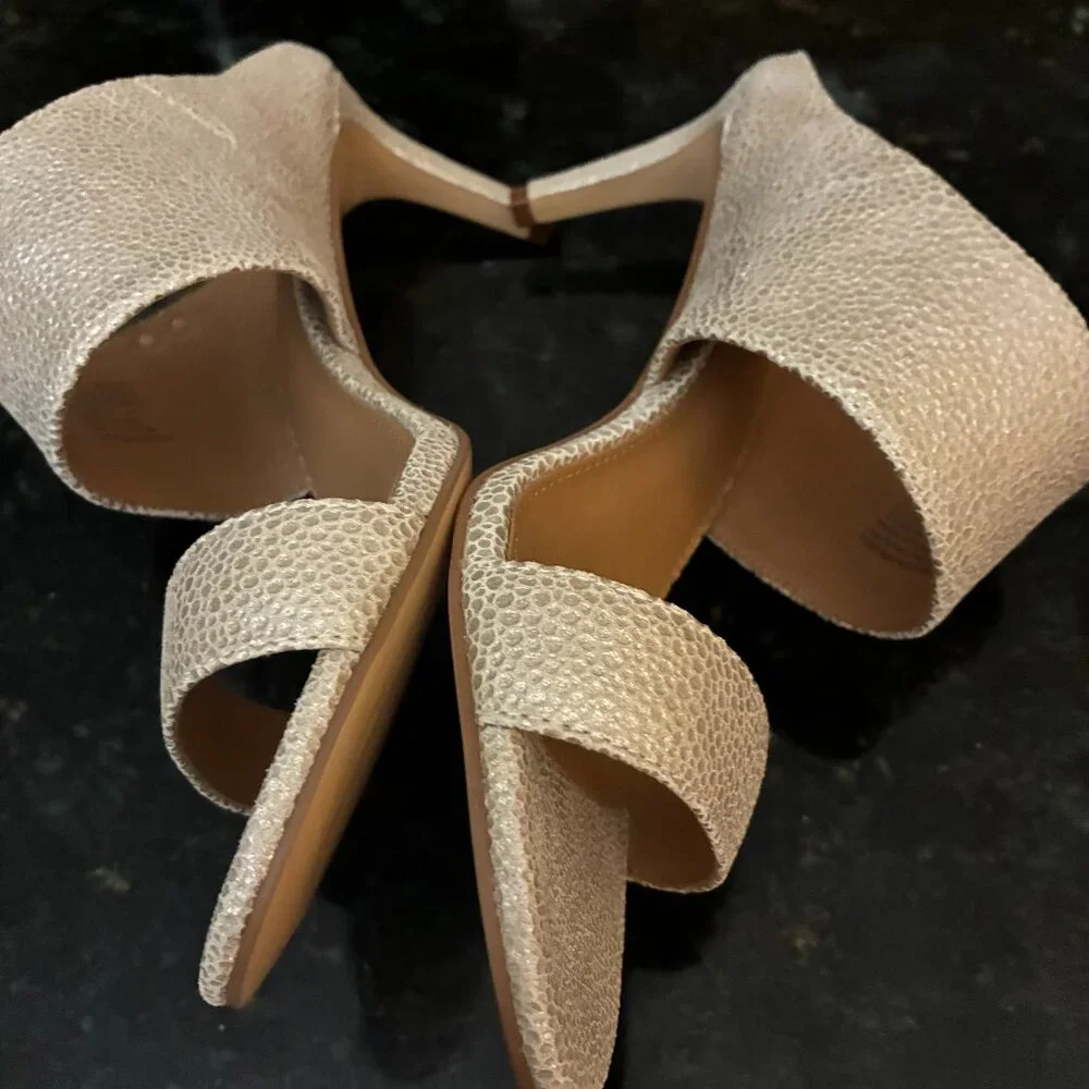Calvin Klein Cecily Metallic Pearl Gold Peep Toe Strappy Kitten Heels Size 6.5